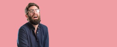 Kendinden emin ve mutlu bir büyük doğal gülümseme gülmek ile büyük sakallı genç hipster adam