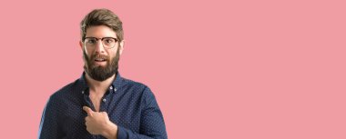 Mutlu ve ifade wow jest, tezahürat büyük sakallı genç hipster adam parmak ile işaret