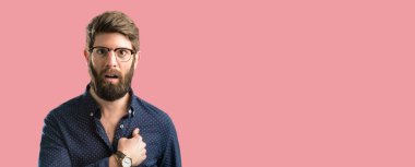 Mutlu ve ifade wow jest, tezahürat büyük sakallı genç hipster adam parmak ile işaret