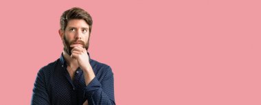 Büyük sakal şüphe ifade, adamla genç hipster şaşırtmak ve kavramı, belirsiz gelecek merak ediyorum