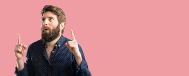 Mutlu ve yukarı dönük ifade wow jest tezahürat büyük sakallı genç hipster adam