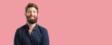 Kendinden emin ve mutlu bir büyük doğal gülümseme gülmek ile büyük sakallı genç hipster adam