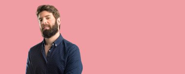 Kendinden emin ve mutlu bir büyük doğal gülümseme gülmek ile büyük sakallı genç hipster adam