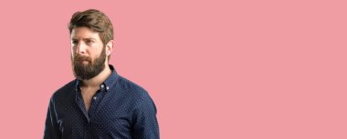 Büyük sakal şüphe ifade, adamla genç hipster şaşırtmak ve kavramı, belirsiz gelecek merak ediyorum