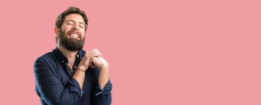 Kendinden emin ve mutlu bir büyük doğal gülümseme gülmek ile büyük sakallı genç hipster adam