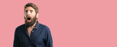 Mutlu ve ifade wow jest tezahürat büyük sakallı genç hipster adam