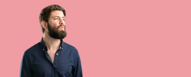 Aşk, darbeler öpücük kamerasına, ifade büyük sakallı genç hipster adam flört