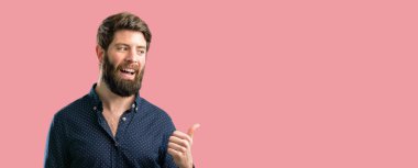 Uzak yan parmağıyla işaret büyük sakallı genç hipster adam