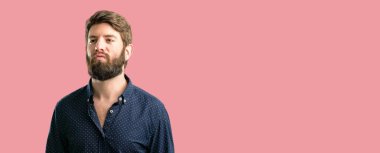 Aşk, darbeler öpücük kamerasına, ifade büyük sakallı genç hipster adam flört