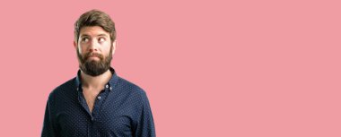 Büyük sakal şüphe ifade, adamla genç hipster şaşırtmak ve kavramı, belirsiz gelecek merak ediyorum