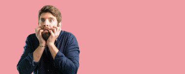 Çok korkmuş ve sinir anksiyete ve panik jest, bunalmış ifade büyük sakallı genç hipster adam