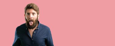 Dilini çıkarmış tiksinti hissi büyük sakallı genç hipster adam
