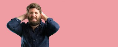 Çok korkmuş ve sinir anksiyete ve panik jest, bunalmış ifade büyük sakallı genç hipster adam