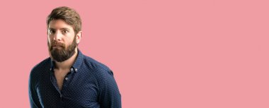 Büyük sakal şüphe ifade, adamla genç hipster şaşırtmak ve kavramı, belirsiz gelecek merak ediyorum