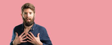 Mutlu ve ifade wow jest tezahürat büyük sakallı genç hipster adam