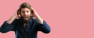 Mutlu ve ifade wow jest tezahürat büyük sakallı genç hipster adam