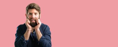 Mutlu ve ifade wow jest tezahürat büyük sakallı genç hipster adam