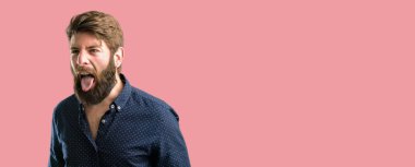 Kamera işareti itaatsizlik, protesto ve saygısızlık dilini dışarı yapışmasını büyük sakallı genç hipster adam