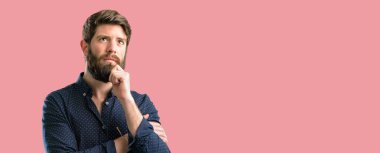 Düşünme ve şüphe ve merak ifade seyir büyük sakallı genç hipster adam