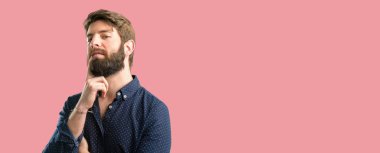 Kendinden emin ve mutlu bir büyük doğal gülümseme gülmek ile büyük sakallı genç hipster adam