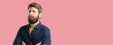 Genç hipster adam büyük sakal gergin ve korkmuş ısırma dudaklı kamera sabırsız ifade, dalgın bakıyor