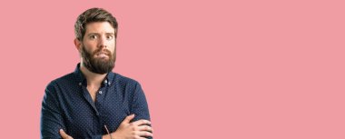 Genç hipster adam büyük sakal gergin ve korkmuş ısırma dudaklı kamera sabırsız ifade, dalgın bakıyor