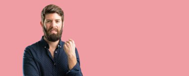 Kendinden emin ve mutlu bir büyük doğal gülümseme gülmek ile büyük sakallı genç hipster adam