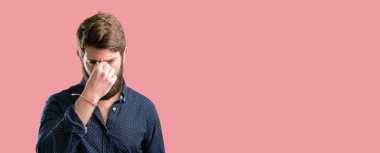 Uykulu ifade ile büyük sakallı genç hipster adam çok çalışan ve yorgun, rubbes burun yorgunluk nedeniyle olmak