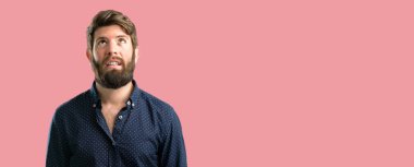 Kendinden emin ve mutlu bir büyük doğal büyük sakallı genç hipster adam gülümseme komik ararken