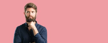 Soru ve şüphe ifade büyük sakal ile acımak yüz, düşünceli düşünme genç hipster adam. Çözüm düşünün