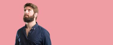 Kendinden emin ve mutlu bir büyük doğal büyük sakallı genç hipster adam gülümseme komik ararken