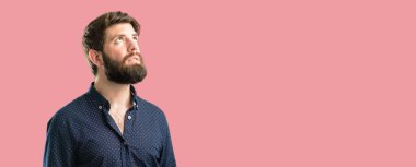 Kendinden emin ve mutlu bir büyük doğal büyük sakallı genç hipster adam gülümseme komik ararken