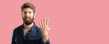 Onun parmak yükselterek büyük sakallı genç hippi biri beş numaralı