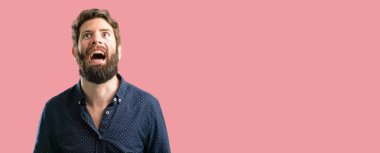 Kendinden emin ve mutlu bir büyük doğal gülümseme gülmek ile büyük sakallı genç hipster adam