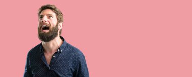 Kendinden emin ve mutlu bir büyük doğal gülümseme gülmek ile büyük sakallı genç hipster adam