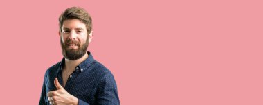 Geniş jest kamera, gibi ifade ve onay için Yaşasın gösterilen büyük sakal gülümseyen genç hipster adam