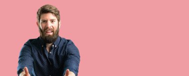 Genç hipster adam büyük sakal stand mutlu ve olumlu iyi jest ifade büyük bir gülümseme ile onaylama kadar baş parmakları ile