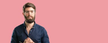 Kendinden emin ve mutlu bir büyük doğal gülümseme gülmek ile büyük sakallı genç hipster adam