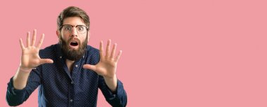 Genç hipster adam dur jest, bir savunma olarak elinde büyük sakal tiksinti ve kızgın, tutma ile bağırarak