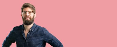 Kendinden emin ve mutlu bir büyük doğal gülümseme gülmek ile büyük sakallı genç hipster adam