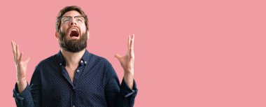 Çok korkmuş ve sinir anksiyete ve panik jest, bunalmış ifade büyük sakallı genç hipster adam