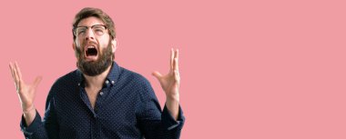 Çok korkmuş ve sinir anksiyete ve panik jest, bunalmış ifade büyük sakallı genç hipster adam