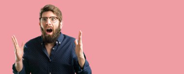 Mutlu ve ifade wow jest tezahürat büyük sakallı genç hipster adam