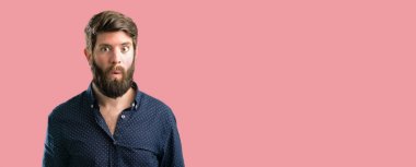 Mutlu ve ifade wow jest tezahürat büyük sakallı genç hipster adam