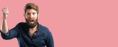 Sinirli ve öfkeli olumsuz duygu, biriyle rahatsız ifade büyük sakallı genç hipster adam
