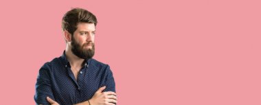 Sinirli ve öfkeli olumsuz duygu, biriyle rahatsız ifade büyük sakallı genç hipster adam