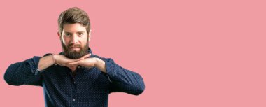 Mutlu ve ifade wow jest tezahürat büyük sakallı genç hipster adam