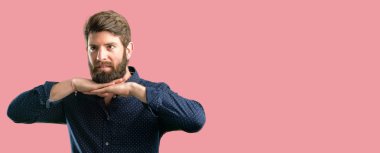 Mutlu ve ifade wow jest tezahürat büyük sakallı genç hipster adam