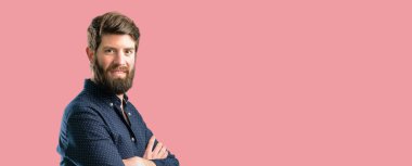 Kendinden emin ve mutlu bir büyük doğal gülümseme gülmek ile çapraz kollu büyük sakallı genç hipster adam