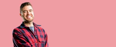 Genç yakışıklı adam kendinden emin ve mutlu bir büyük doğal gülümseme gülmek ile